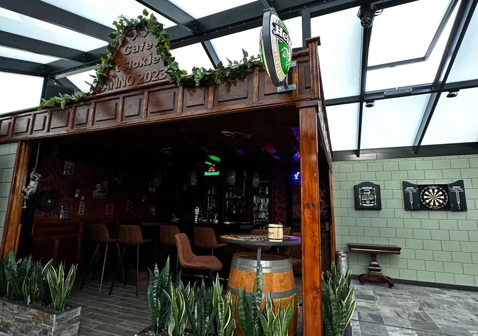 Serre en terrasoverkapping met automatisch glazen schuifdak in Roelofarendsveen