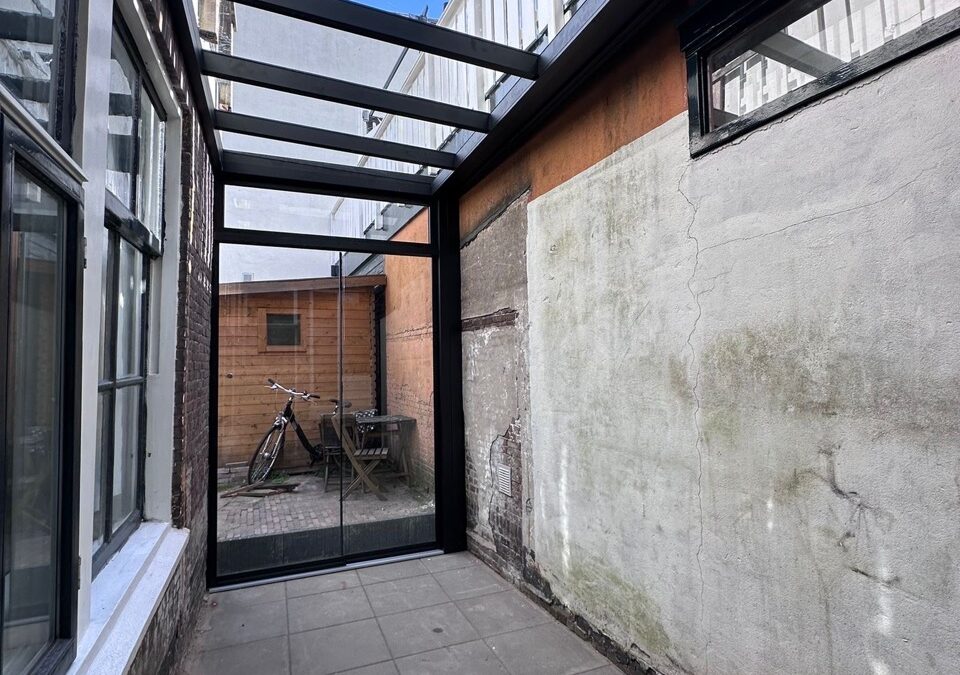 Tuinkamer met schuifwanden in hartje Leiden