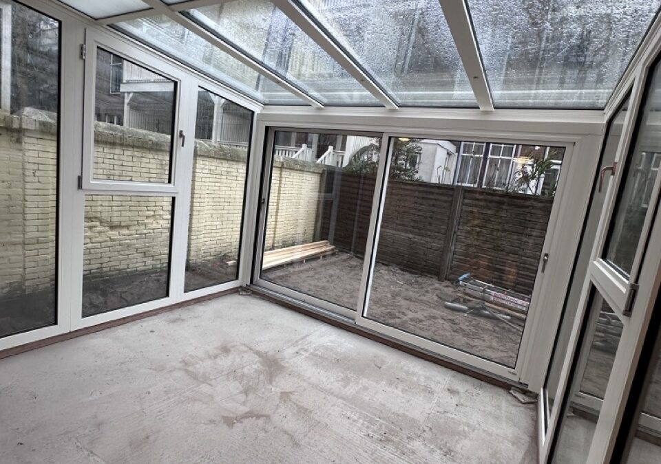 Unieke serre-oplossing onder een balkon in Den Haag